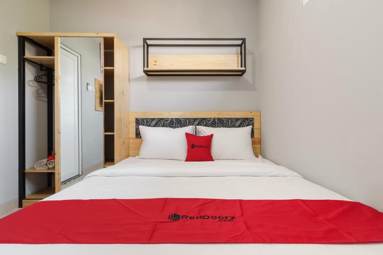 RedDoorz near Plaza Atrium Senen Hotel Jakarta Exterior foto