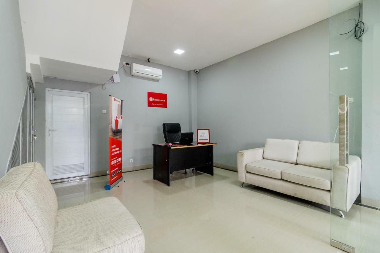 RedDoorz near Plaza Atrium Senen Hotel Jakarta Exterior foto