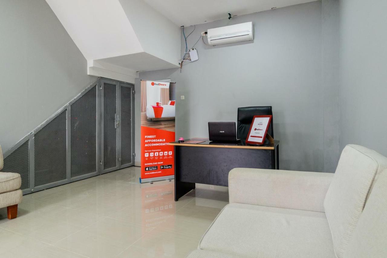 RedDoorz near Plaza Atrium Senen Hotel Jakarta Exterior foto