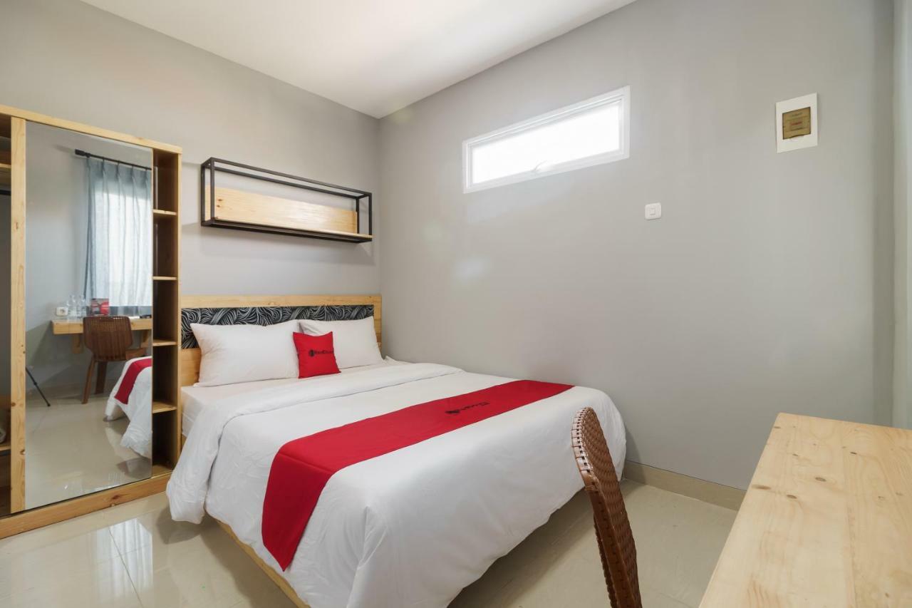 RedDoorz near Plaza Atrium Senen Hotel Jakarta Exterior foto